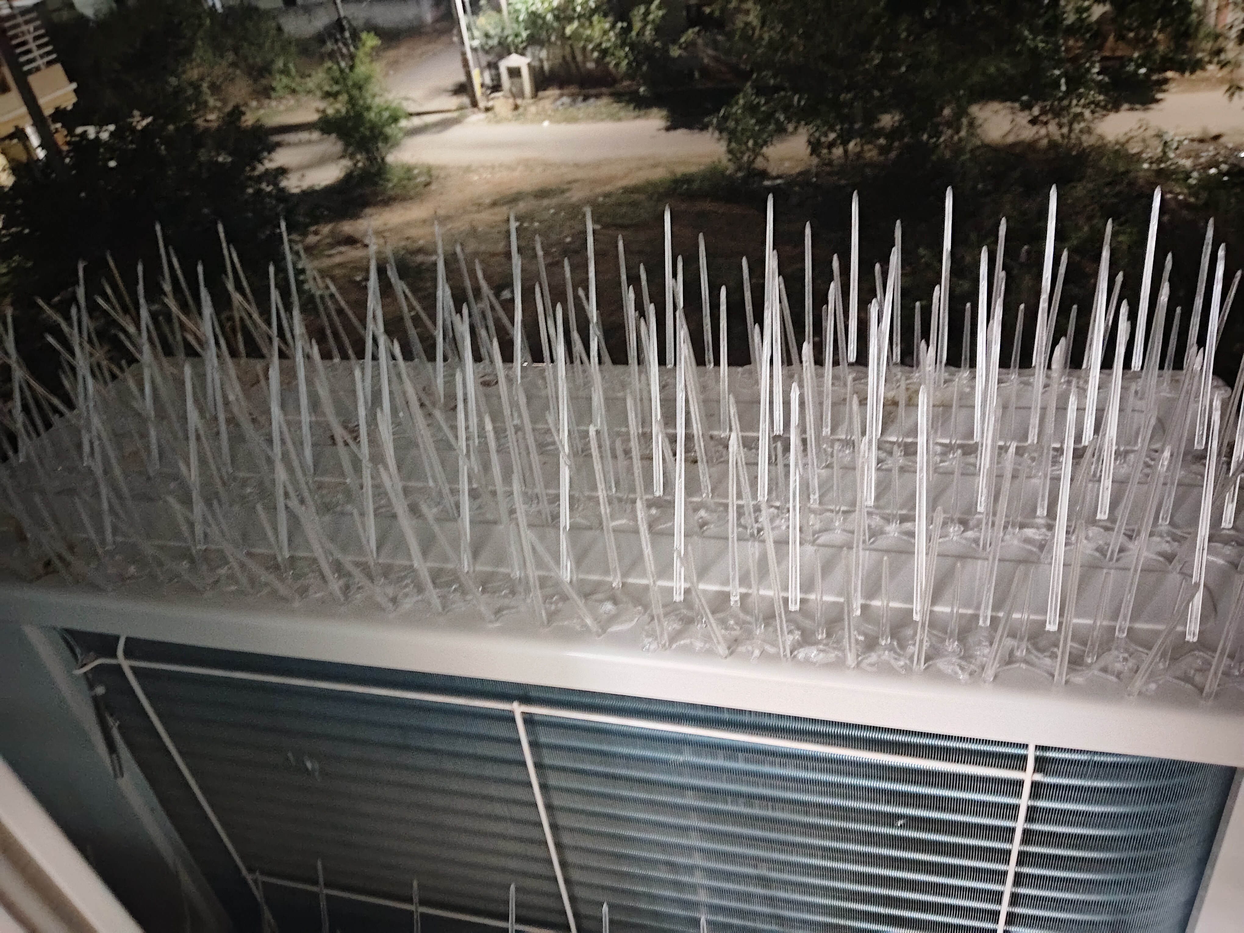 Strong AC outer spikes to prevent birds from sitting. Rust-free and long-lasting protection.
