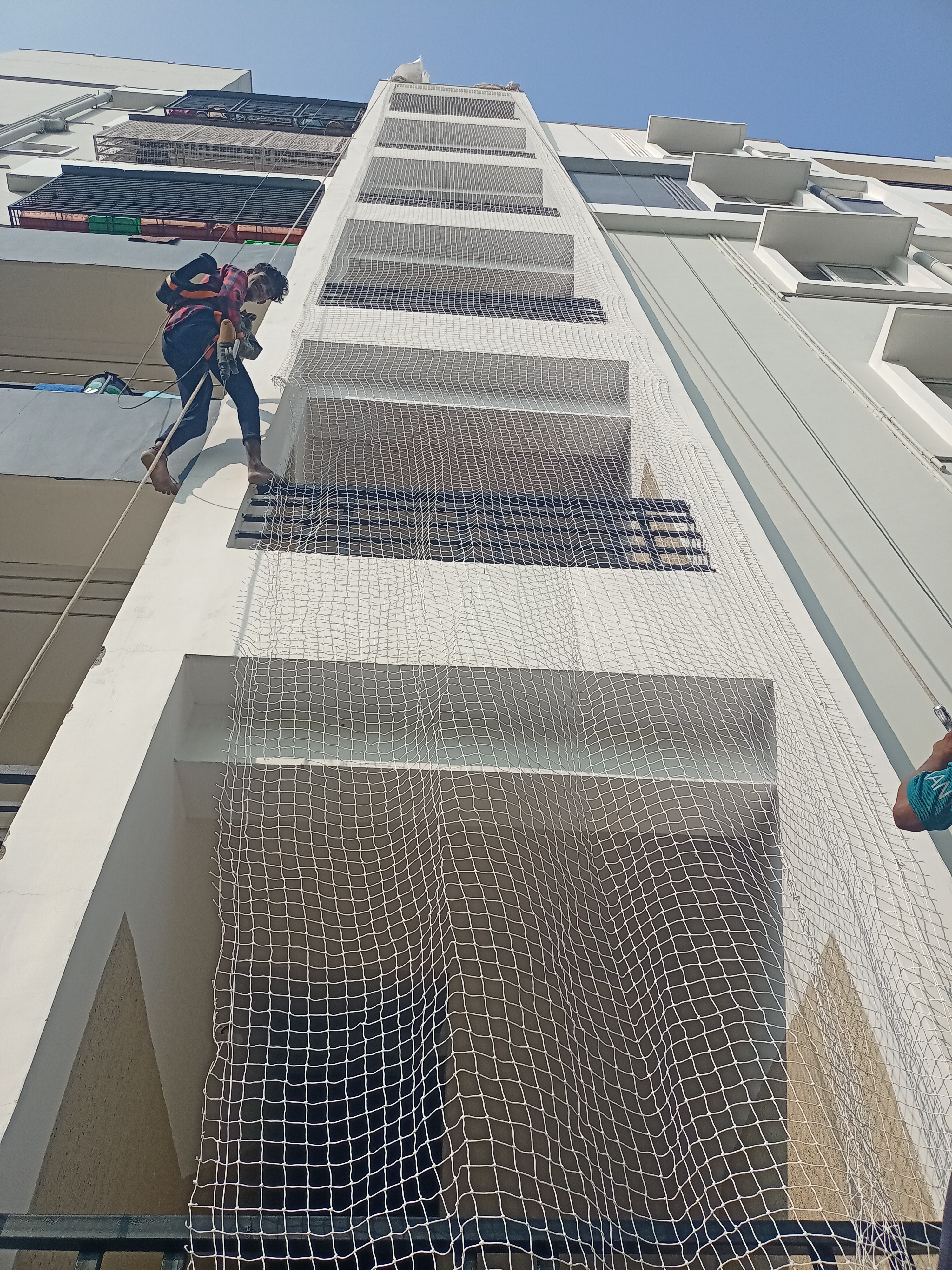 Strong duct area safety nets for apartments and high-rise buildings. Keeps spaces secure and safe.